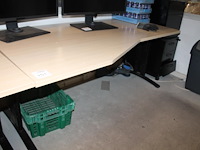 Twee hoekbureaus met afmeting 180 x 100 cm. in hoogte verstelbaar - afbeelding 2 van  3