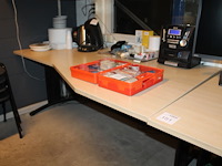 Twee hoekbureaus met afmeting 180 x 100 cm. in hoogte verstelbaar - afbeelding 3 van  3