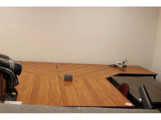 Twee hoekbureaus met houten blad, afm.. 240 x 180 x 75 cm. - afbeelding 1 van  3