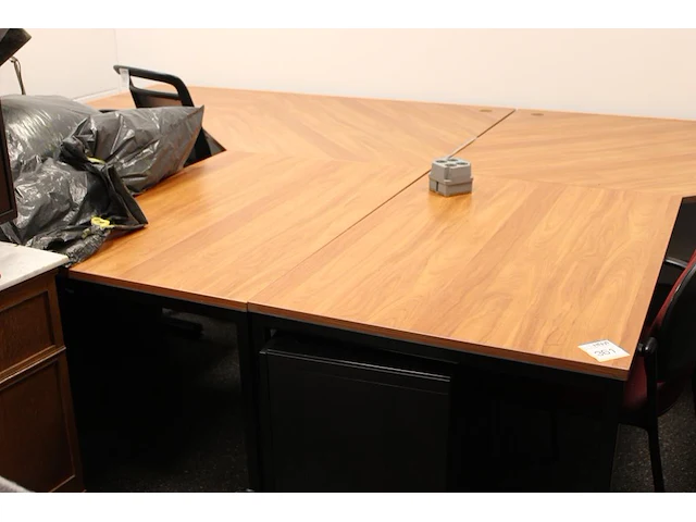 Twee hoekbureaus met houten blad, afm.. 240 x 180 x 75 cm. - afbeelding 2 van  3