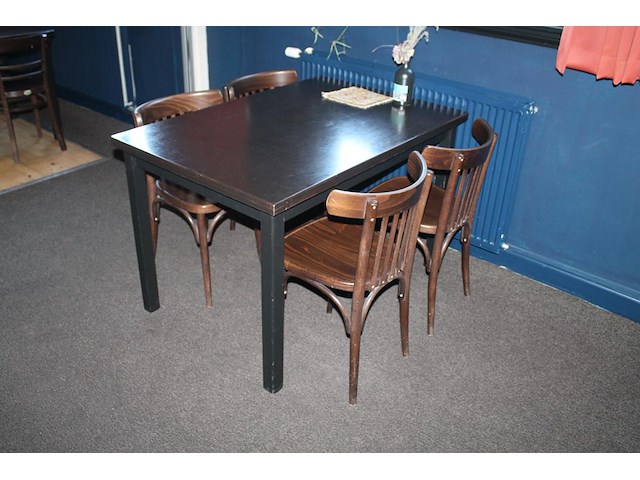 Twee horecatafels met 8 stoelen. afmeting 120 x 80 x 76 cm. - afbeelding 2 van  5