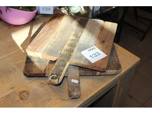 Twee houten dienbladen lengte 45 en 40 cm. - afbeelding 1 van  2