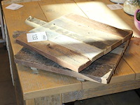 Twee houten dienbladen lengte 45 en 40 cm. - afbeelding 2 van  2