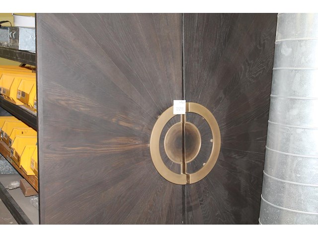 Twee houten kastdeuren a 75 x 247 cm en dikte 27 mm, spiegelend ingelegd en met bijzonder deurbeslag. verko... - afbeelding 1 van  4
