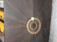 Twee houten kastdeuren a 75 x 247 cm en dikte 27 mm, spiegelend ingelegd en met bijzonder deurbeslag. verko... - afbeelding 1 van  4