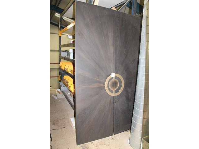 Twee houten kastdeuren a 75 x 247 cm en dikte 27 mm, spiegelend ingelegd en met bijzonder deurbeslag. verko... - afbeelding 2 van  4