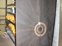 Twee houten kastdeuren a 75 x 247 cm en dikte 27 mm, spiegelend ingelegd en met bijzonder deurbeslag. verko... - afbeelding 2 van  4