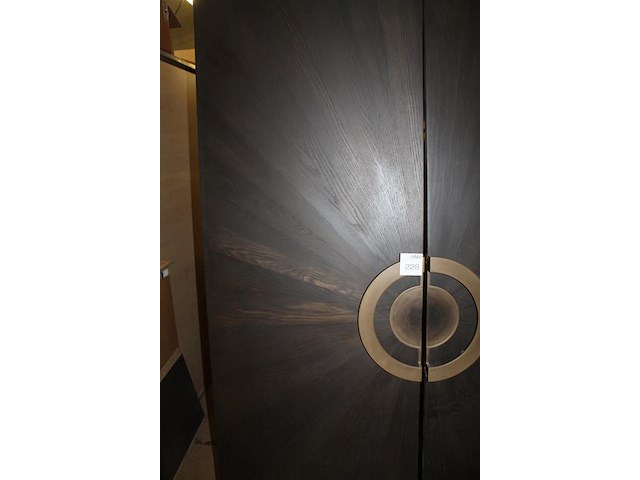 Twee houten kastdeuren a 75 x 247 cm en dikte 27 mm, spiegelend ingelegd en met bijzonder deurbeslag. verko... - afbeelding 3 van  4
