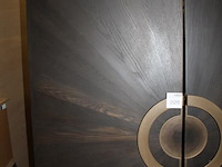 Twee houten kastdeuren a 75 x 247 cm en dikte 27 mm, spiegelend ingelegd en met bijzonder deurbeslag. verko... - afbeelding 3 van  4