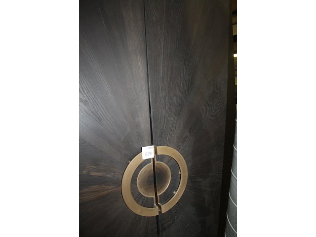 Twee houten kastdeuren a 75 x 247 cm en dikte 27 mm, spiegelend ingelegd en met bijzonder deurbeslag. verko... - afbeelding 4 van  4