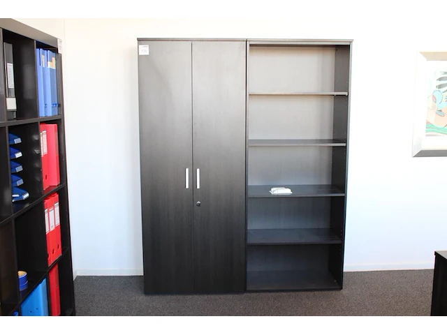 Twee houten kasten met twee deuren en vijf schappen. totale breedte 160 x 43 cm. hoogte 199 cm - afbeelding 1 van  2