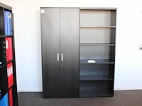 Twee houten kasten met twee deuren en vijf schappen. totale breedte 160 x 43 cm. hoogte 199 cm