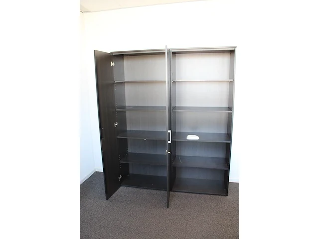 Twee houten kasten met twee deuren en vijf schappen. totale breedte 160 x 43 cm. hoogte 199 cm - afbeelding 2 van  2