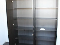 Twee houten kasten met twee deuren en vijf schappen. totale breedte 160 x 43 cm. hoogte 199 cm - afbeelding 2 van  2