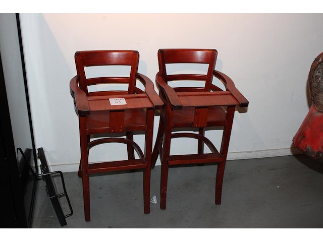 Twee houten kinderstoelen. - afbeelding 1 van  2