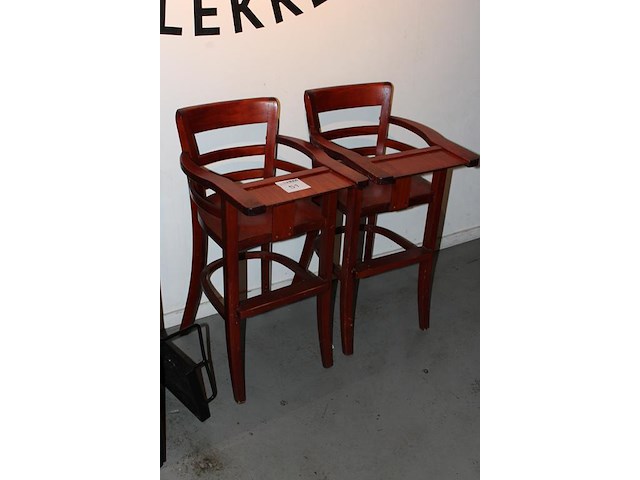 Twee houten kinderstoelen. - afbeelding 2 van  2
