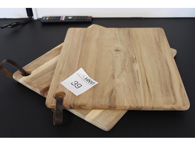 Twee houten snijplanken met afmeting 40 x 34 cm. - afbeelding 1 van  2