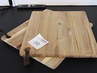 Twee houten snijplanken met afmeting 40 x 34 cm. - afbeelding 1 van  2