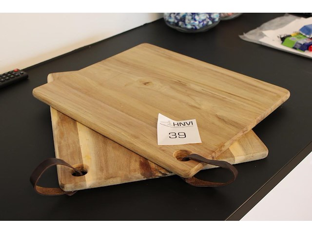 Twee houten snijplanken met afmeting 40 x 34 cm. - afbeelding 2 van  2