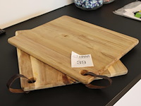 Twee houten snijplanken met afmeting 40 x 34 cm. - afbeelding 2 van  2