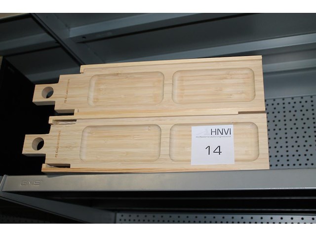Twee houten wijnkisten met tapas deksel. - afbeelding 1 van  2
