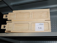Twee houten wijnkisten met tapas deksel.