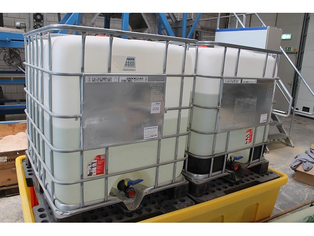 Twee ibc vaten gevuld met spuiwater / ammoniumsulfaat. concentratie onbekend. - afbeelding 1 van  3