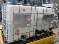 Twee ibc vaten gevuld met spuiwater / ammoniumsulfaat. concentratie onbekend. - afbeelding 1 van  3