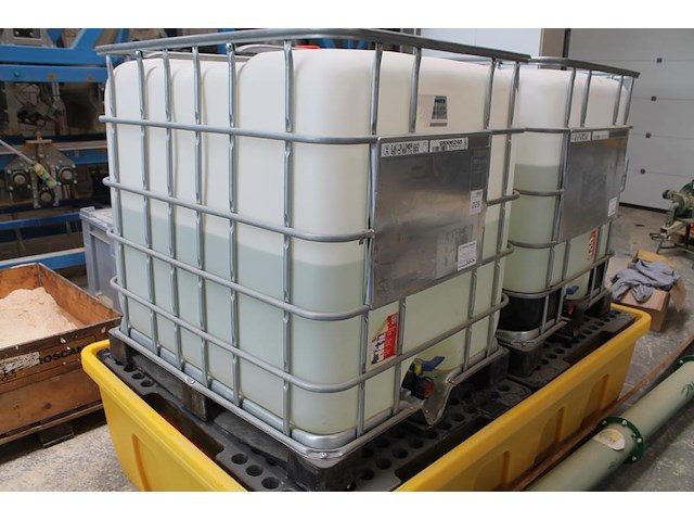 Twee ibc vaten gevuld met spuiwater / ammoniumsulfaat. concentratie onbekend. - afbeelding 2 van  3