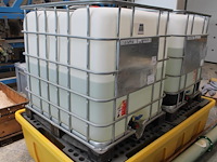 Twee ibc vaten gevuld met spuiwater / ammoniumsulfaat. concentratie onbekend. - afbeelding 2 van  3