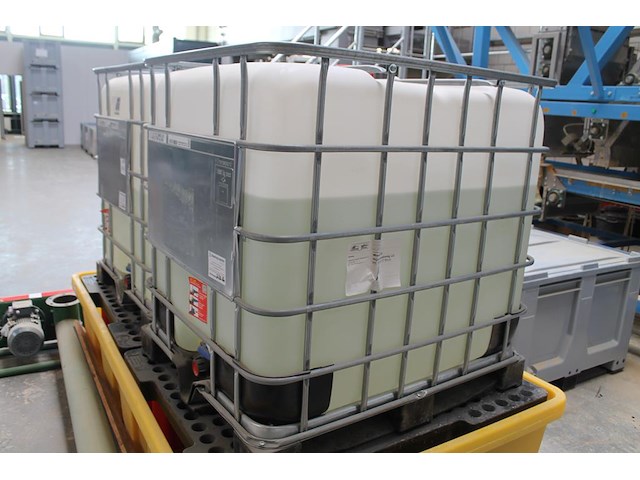 Twee ibc vaten gevuld met spuiwater / ammoniumsulfaat. concentratie onbekend. - afbeelding 3 van  3