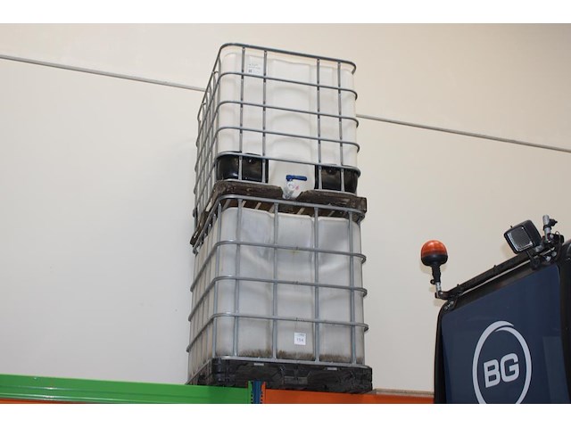 Twee ibc vaten. - afbeelding 1 van  2