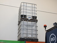 Twee ibc vaten. - afbeelding 1 van  2