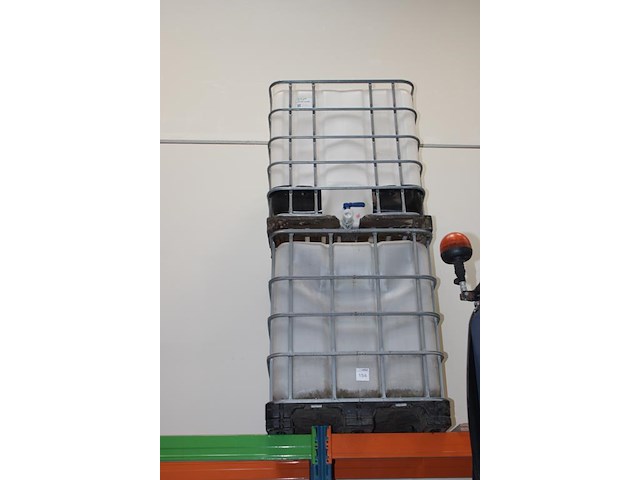 Twee ibc vaten. - afbeelding 2 van  2