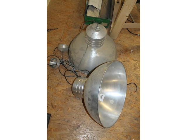 Twee industriele hanglampen met doorsnede 51 cm. - afbeelding 2 van  2