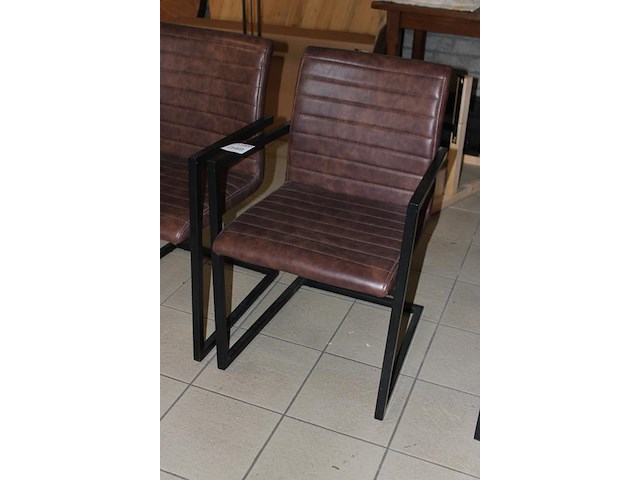 Twee industriële stoelen met kunstlederen bekleding. - afbeelding 2 van  2