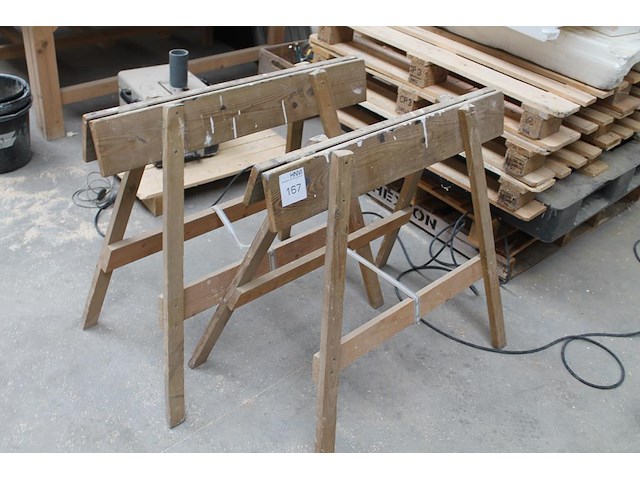 Twee inklapbare houten bokken. - afbeelding 1 van  2