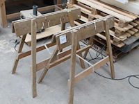 Twee inklapbare houten bokken. - afbeelding 1 van  2