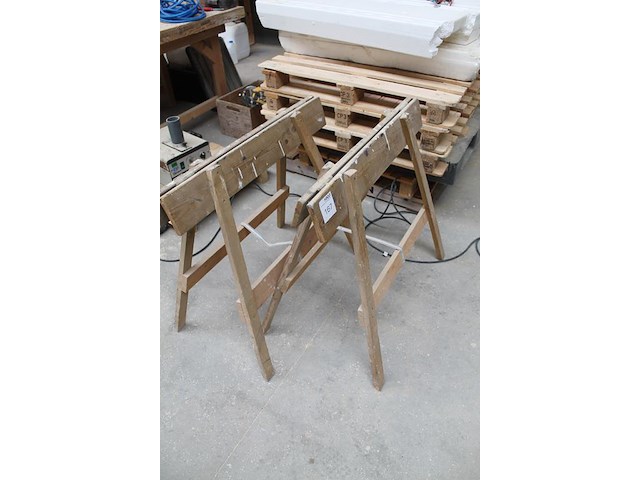 Twee inklapbare houten bokken. - afbeelding 2 van  2