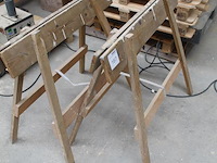 Twee inklapbare houten bokken. - afbeelding 2 van  2