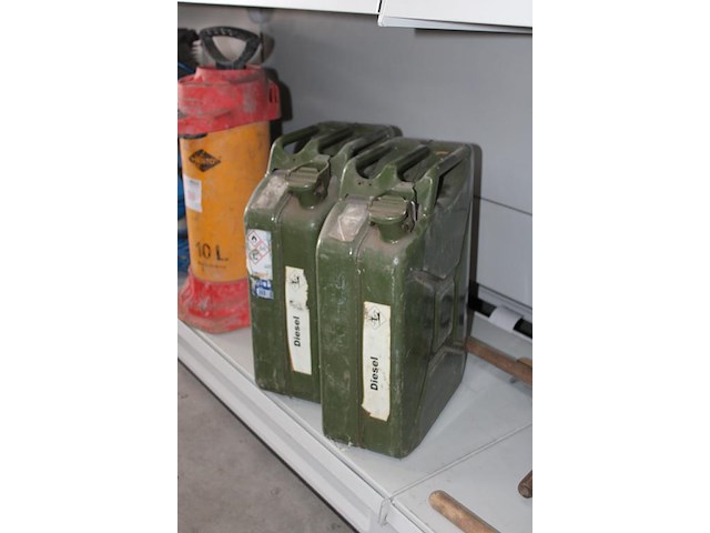 Twee jerrycans 20 liter - afbeelding 2 van  3