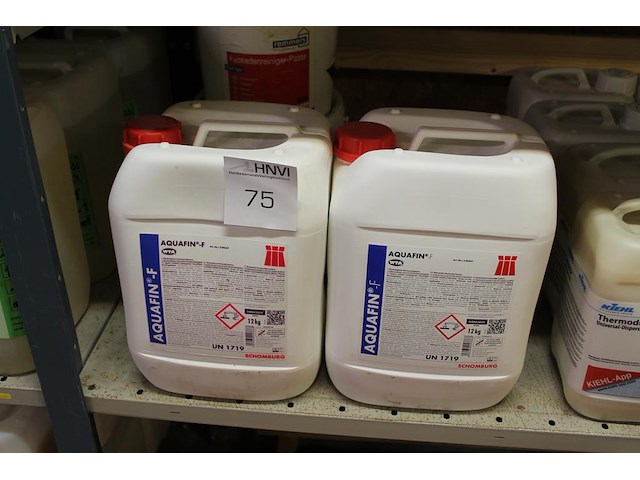 Twee jerrycans a 12l aquafin-f schomburg. - afbeelding 1 van  2