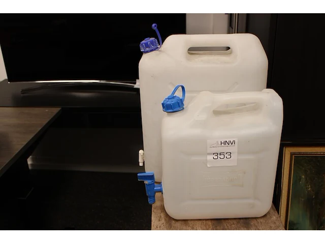 Twee jerrycans. - afbeelding 1 van  1