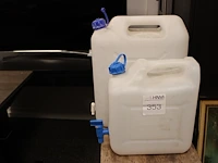 Twee jerrycans.