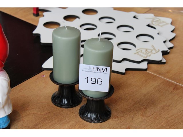 Twee kaarsen op kandelaar. hoogte 20 cm. - afbeelding 1 van  2