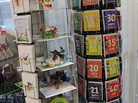 Twee kaartencarroussels op voet gevuld met themakaarten en 3d kaarten w.o. verjaardag en leeftijd, getrouwd... - afbeelding 3 van  6