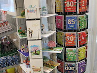 Twee kaartencarroussels op voet gevuld met themakaarten en 3d kaarten w.o. verjaardag en leeftijd, getrouwd... - afbeelding 6 van  6