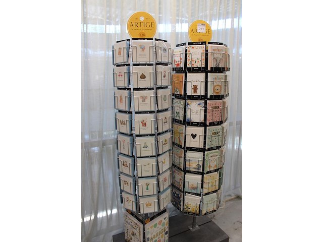 Twee kaartencarroussels op voet gevuld met themakaarten w.o. verjaardag, bedankt, verlof, gecondoleerd, te ... - afbeelding 2 van  4