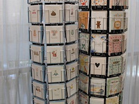 Twee kaartencarroussels op voet gevuld met themakaarten w.o. verjaardag, bedankt, verlof, gecondoleerd, te ... - afbeelding 2 van  4