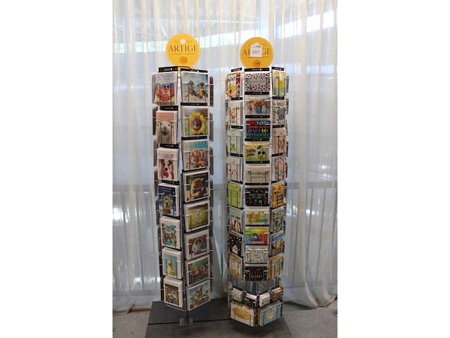 Twee kaartencarroussels op voet gevuld met themakaarten w.o. verjaardag, geboorte, zwemdiploma, opa & oma, ... - afbeelding 2 van  6